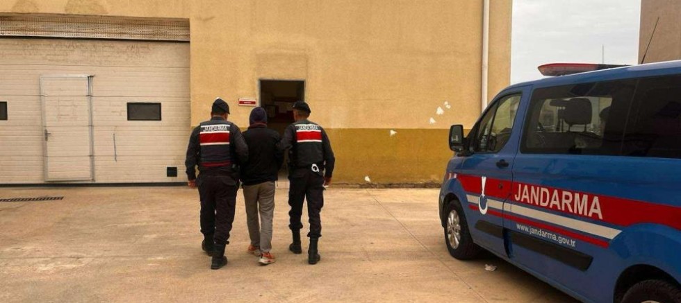 Hırsızlık suçundan 25 yıl kesinleşmiş cezayla aranan şahsı jandarma yakaladı