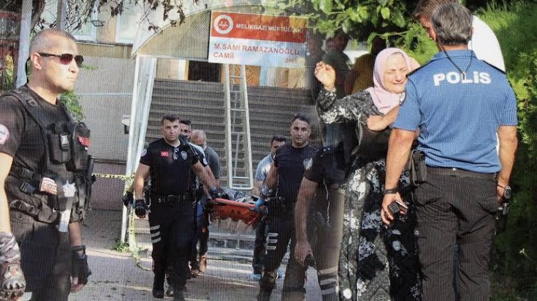 Husumetlisini Camide namaz kılarken boğazını keserek öldürdü