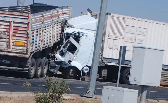 İki tır çarpıştı: 2 kişi..