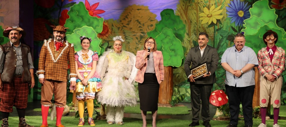 İkinci çocuk tiyatroları şenliğine katılan Şahin, yoğun ilgiyle karşılandı