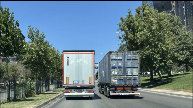 İpekyolu’nda İki TIR Trafiği Kilitledi