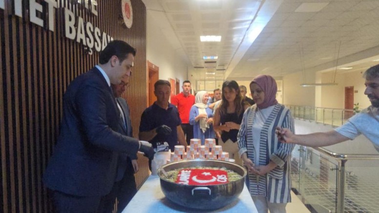 İslahiye Cumhuriyet Başsavcısından çalışanlara aşure ikramı