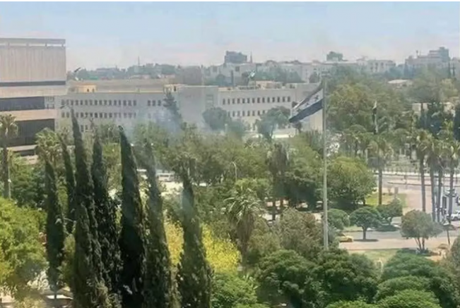 İsrail, Suriye'nin başkenti Şam'da Genelkurmay Başkanlığı'nı vurdu