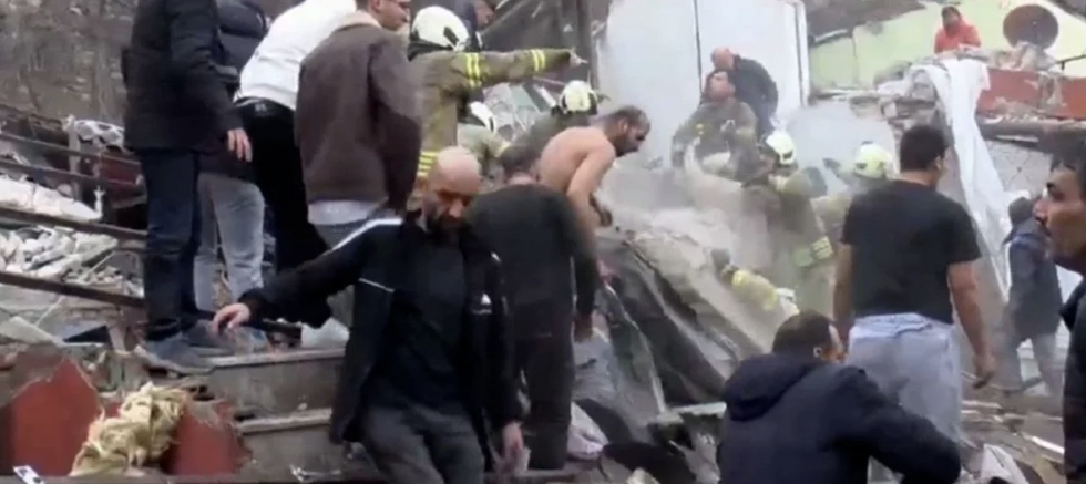 İstanbul Fatih'te bina çöktü! Enkaz altında kalanlar var