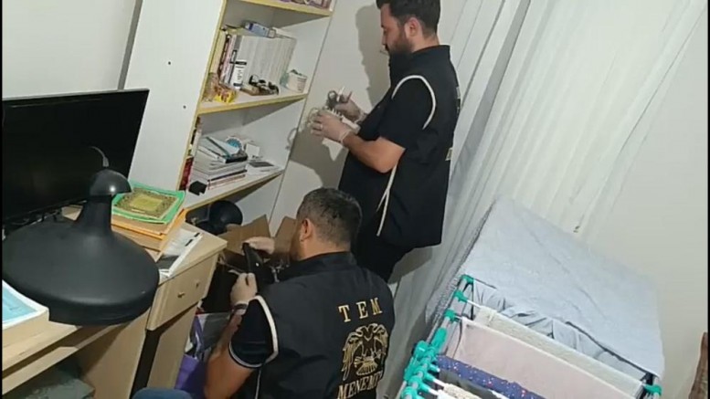 İzmir'de FETÖ/PDY'ye hücre evleri operasyonu: 40 gözaltı