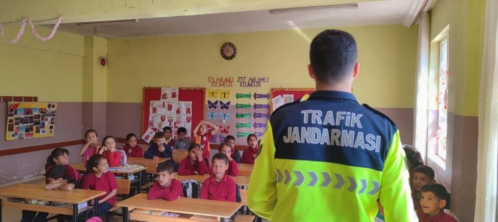 Jandarma ekiplerinden 125 öğrenciye güvenlik trafik eğitimi