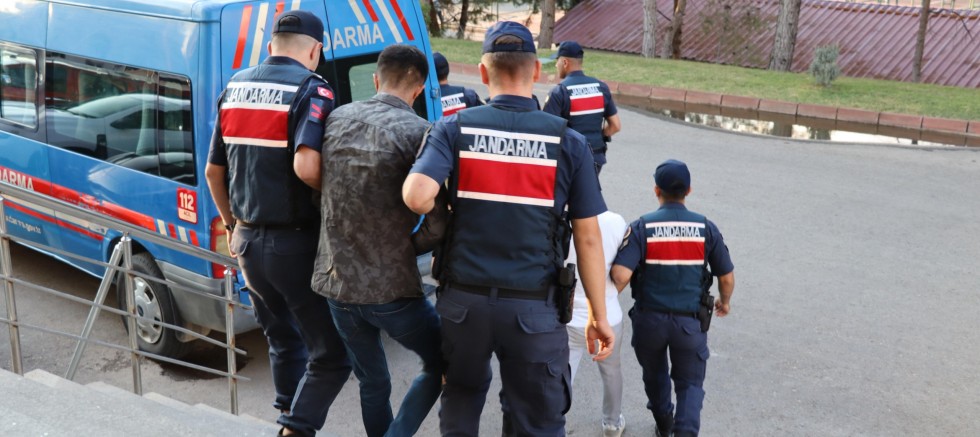 Jandarma, Göçmen Kaçakçısı Organizatörleri Suçüstü Yakaladı
