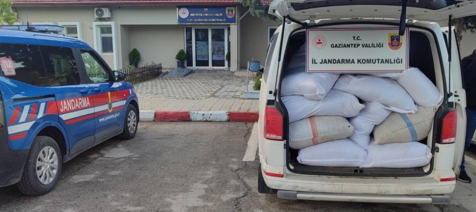 Jandarma milyonluk kaçak malzemeye el koydu