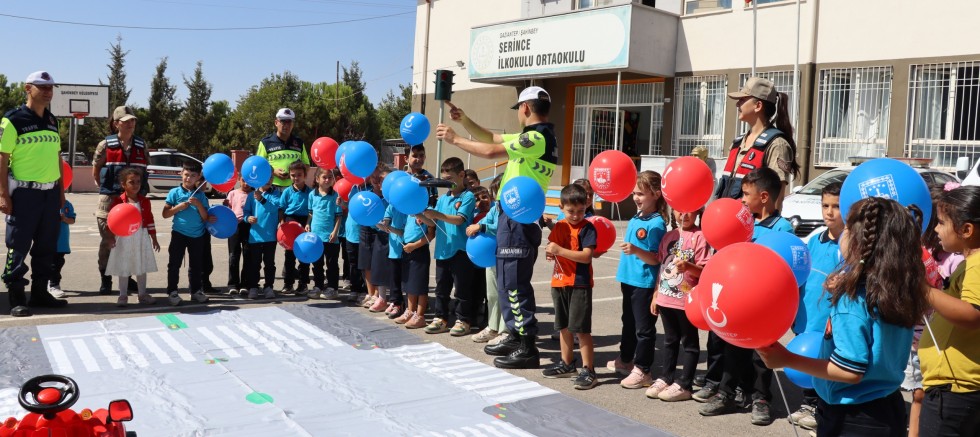 Jandarma Mobil Trafik Eğitim Aracı Öğrencilerle Buluştu