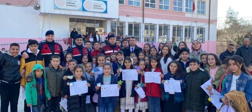 Jandarma, öğrencilerin karne heyecanına ortak oldu