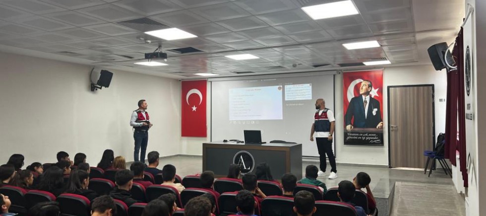 Jandarmadan öğrencilere siber güvenlik eğitimi