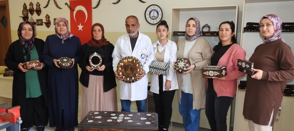 Kadınlar, sedef kakma işlemeciliğinde erkeklere taş çıkarıyor