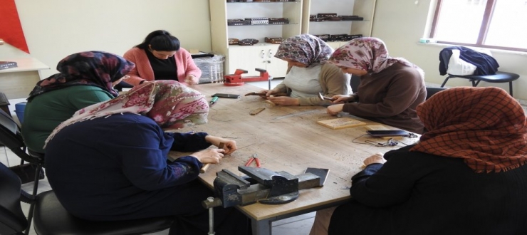 KADINLAR, SEDEF KAKMA İŞLEMECİLİĞİNİ ŞAHİNBEY TESİSİLERİNDE ÖĞRENİYOR