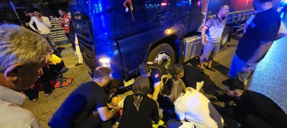 Kafası tırın altına girdi kaskı hayatını kurtardı