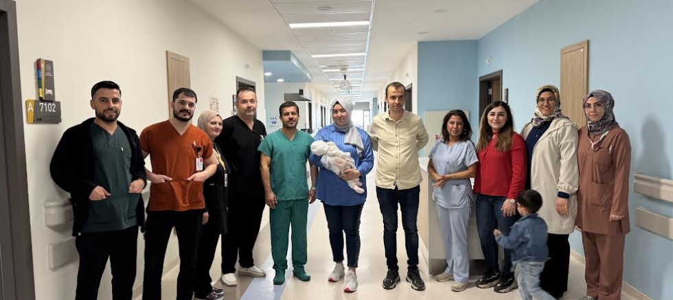 Kalbi Göğüs Kafesi Dışında Doğan Bebek Gaziantep’te Hayata Tutundu