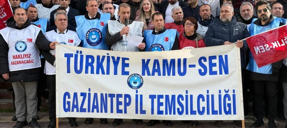 Kamu-Sen’e bağlı sendikalar Gaziantep Defterdarlığı önünde maaş zamlarını protesto etti