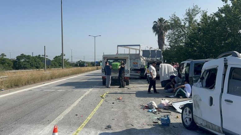 kamyon 3 aracı biçti: 1 ölü, 10 yaralı