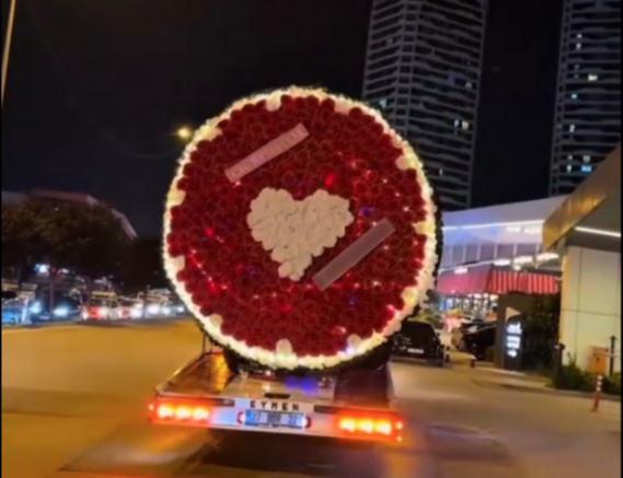 Kamyon Dolusu Aşk: Gaziantep’te Romantik Sürpriz Görenleri Hem Şaşırttı Hem Gülümsetti