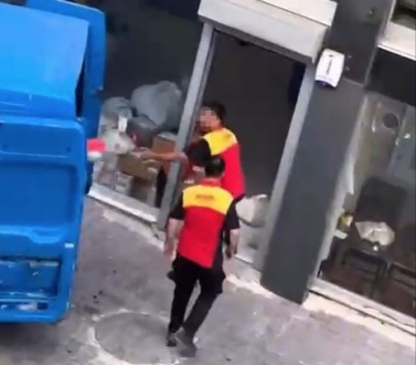 Kargo firması çalışanları kolileri kamyona fırlatarak yükledi