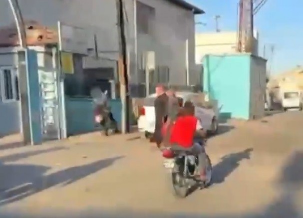 Kasksız ve abart egzozlu motosiklet sürücüsüne ceza