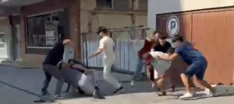 Kavga ettikleri şahsı taşla bayılttılar... Sokak ortasındaki kavga kamerada