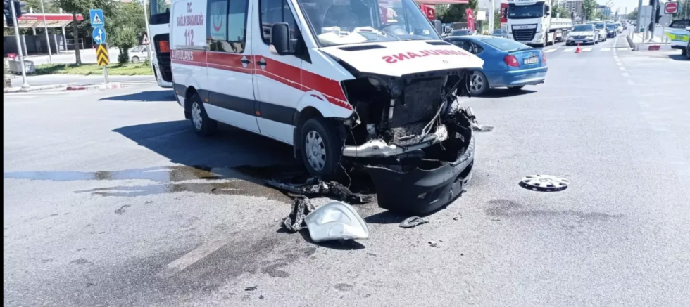 Kaza ihbarına giden ambulans kaza yaptı!
