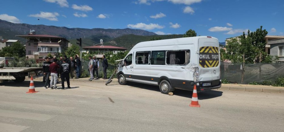 Kaza sonrası tırda yüklü konteyner yola devrildi