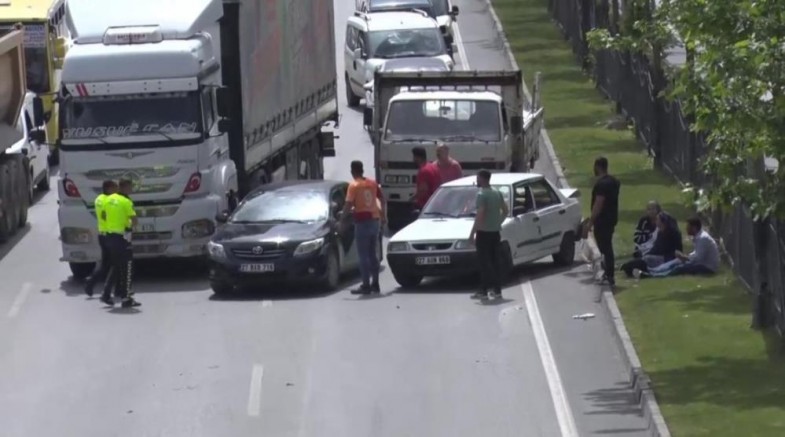 Kaza yapan otomobili polisler iterek yol kenarına çekti