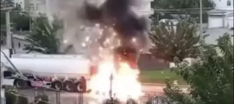 Kazada yanan otomobil bomba gibi patladı