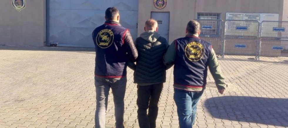 Kesinleşmiş 12 yıl cezayla aranan uyuşturucu tacirini jandarma yakaladı