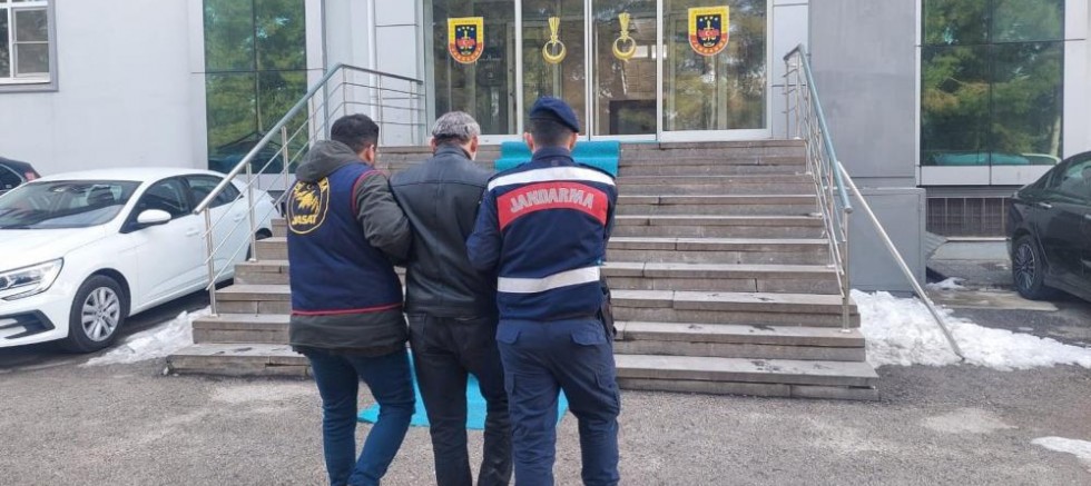 Kesinleşmiş 25 yıl cezayla aranan şüpheliyi jandarma yakaladı