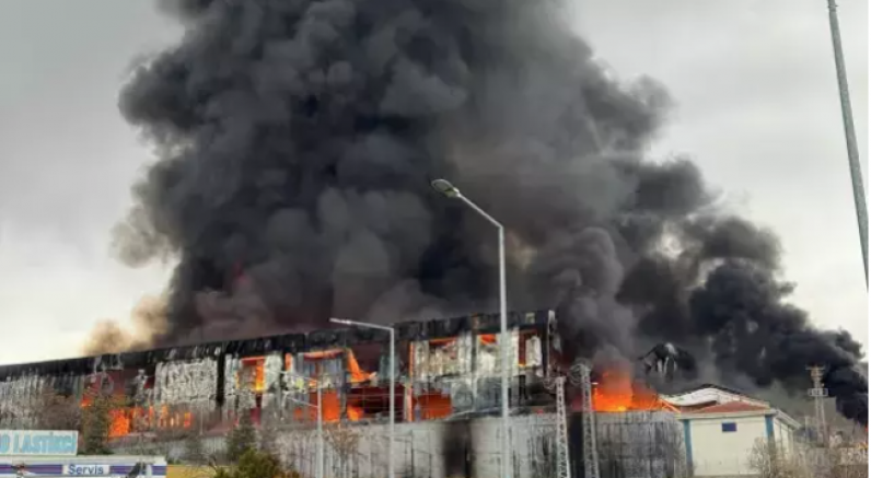 Kimya fabrikasında yangın! Patlama sesleri duyuluyor, dumanlar şehri kapladı
