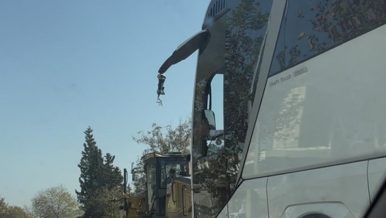 Kırılan aynayı eliyle tutup yolculuğa devam etti