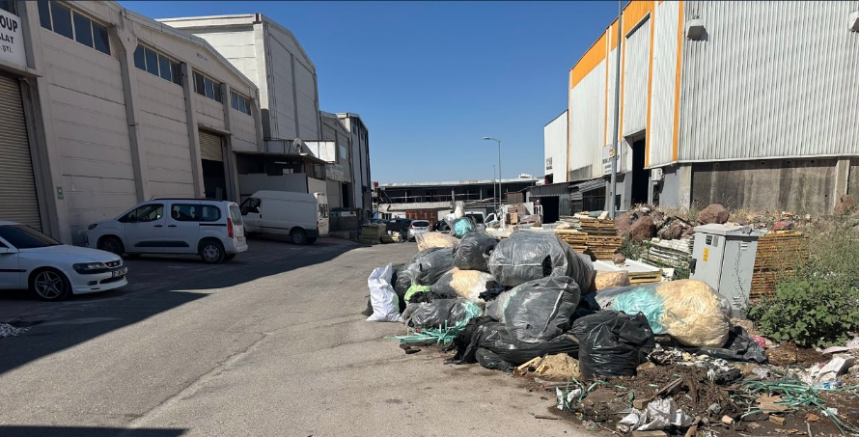  Kokudan Cam Açılmıyor! Sanayi Mahallesi’nde Temizlik İsyanı