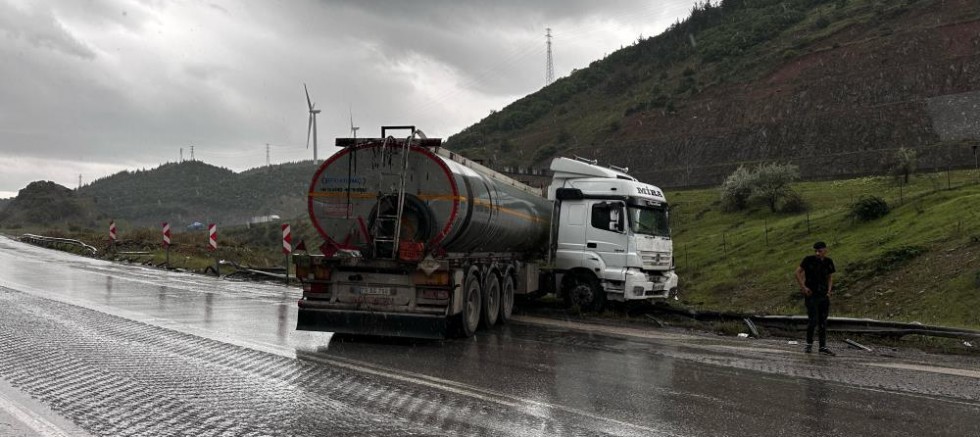 Kontrolden çıkan tanker bariyerlere çarptı