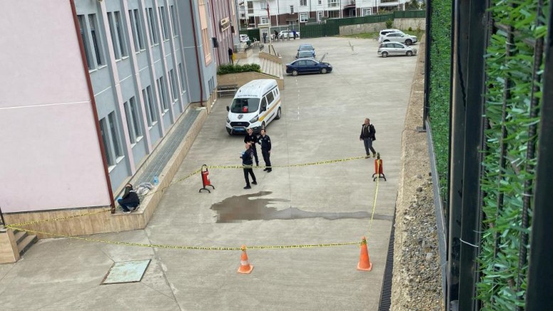 Lise öğrencisi 4. kattan yere çakıldı!