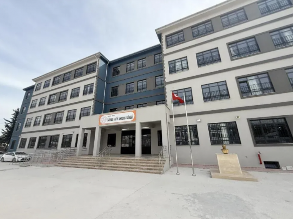 Lise öğrencisi okulda silahla yakalandı