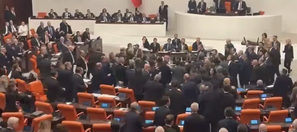 Meclis'te yumruklu kavga! Milletvekilleri birbirine girdi