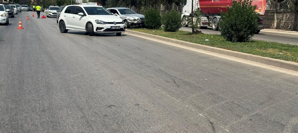 Mezarlık Kavşağı’nda Zincirleme Kaza: Trafik Felç Oldu