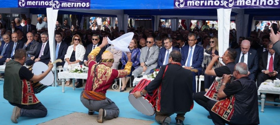 Milli Eğitim Bakanı Tekin, Gaziantep'te 3 okulun açılışını yaptı