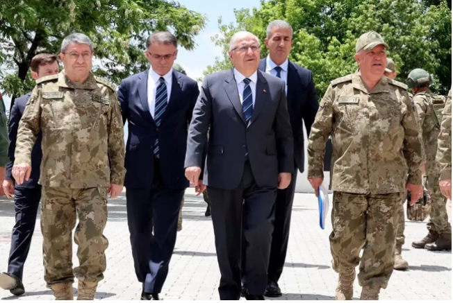 Milli Savunma Bakanı Yaşar Güler, İran sınırına çıkarma yaptı