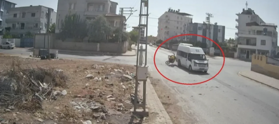 Motosiklet minibüse çarptı yaralılar var