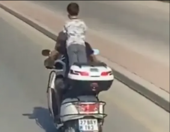 Motosiklet Üzerinde Tehlikeli Yolculuk! Küçük Çocuğunu Böyle Taşıdı