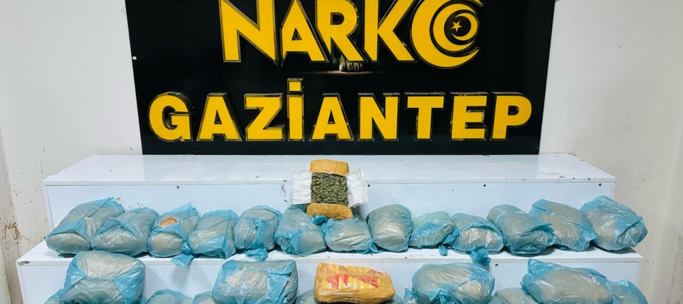 NARKOTİK POLİSLERİ UYUŞTURUCU TACİRLERİNE GÖZ AÇTIRMADI