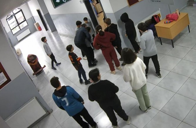 Nefes borusuna ekmek kaçan öğrencisini heimlich manevrasıyla kurtardı