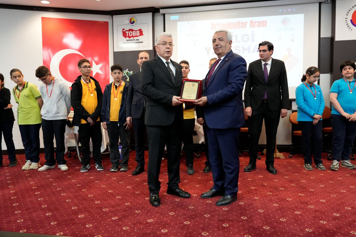 NİZİP’TE BİLGİNİN ŞAMPİYONLARI TAÇLANDI: NTO 19. BİLGİ YARIŞMASI’NDA DEV FİNAL