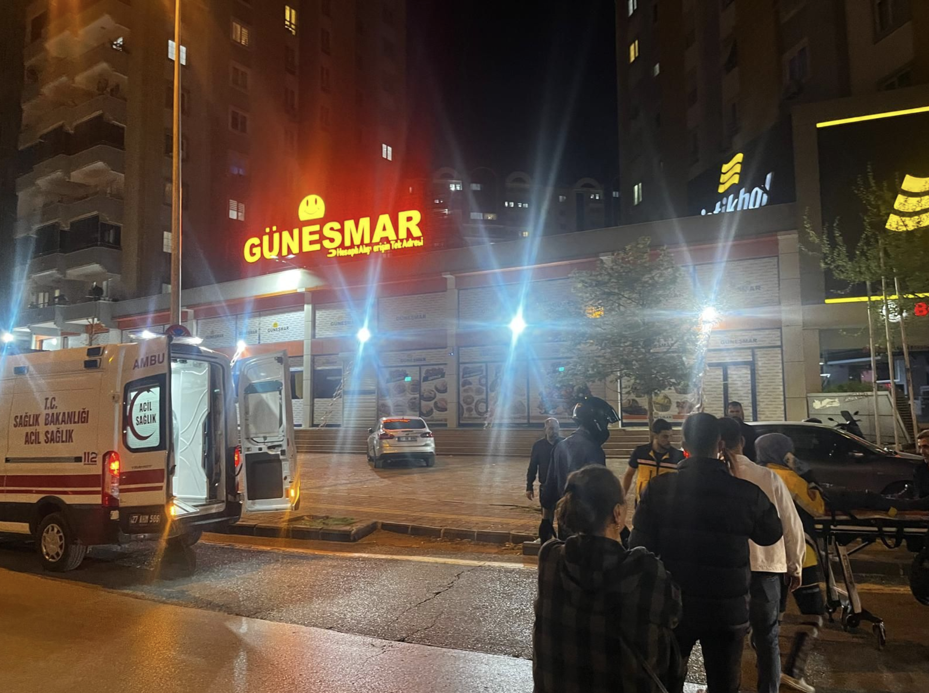 Karataş’ta motosiklet sürücüsü metrelerce sürüklendi