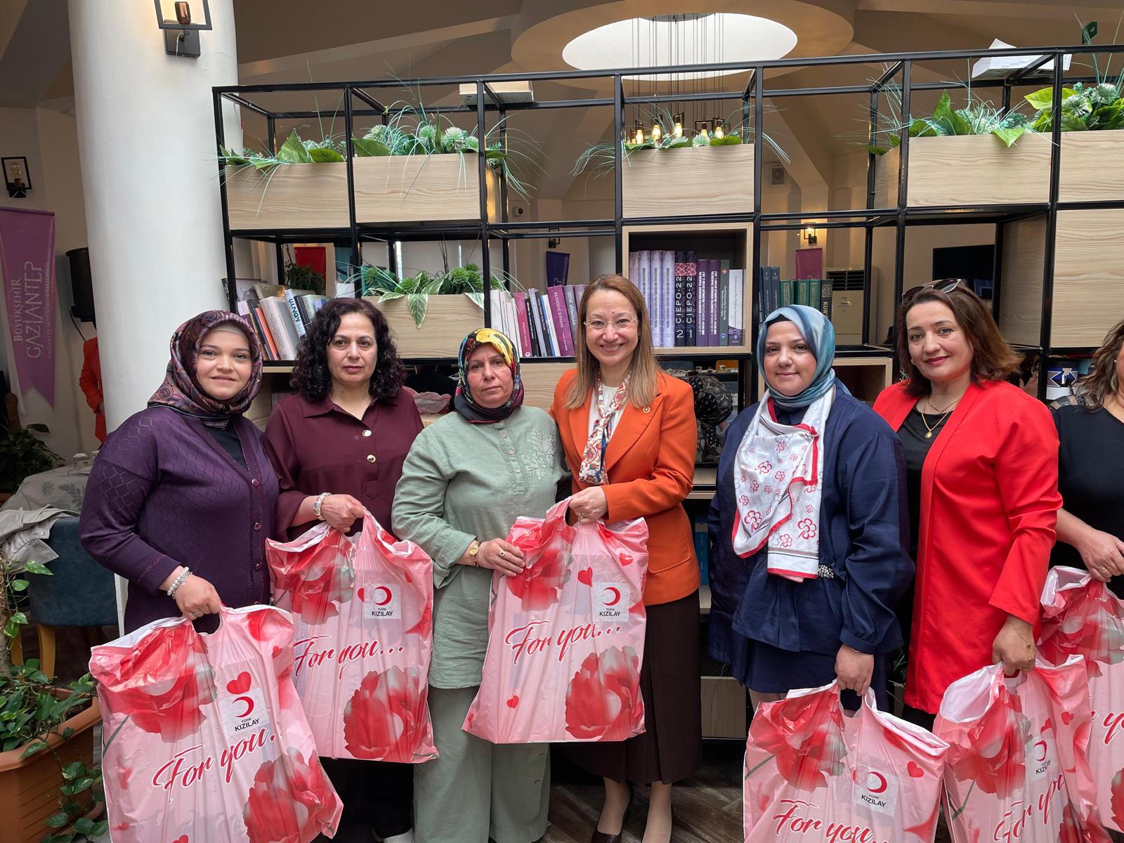 “Derya Bakbak: Melek Annelerimiz Çocuklarımızın Geleceğine Işık Tutuyor”