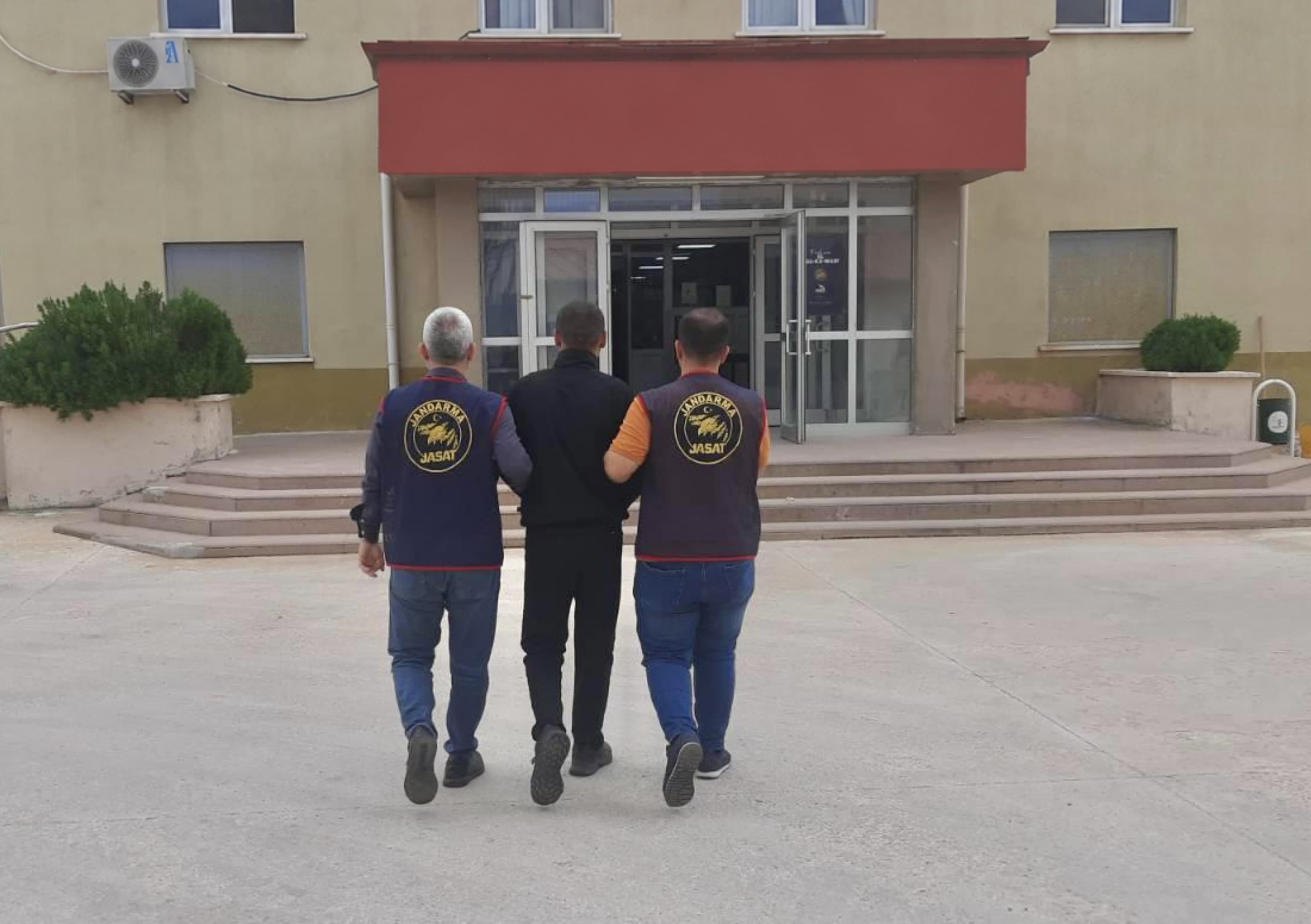 JASAT’TAN FİRARİ OPERASYONU: 40 YIL HAPİS CEZASI BULUNAN ŞAHIS OĞUZELİ’NDE YAKALANDI