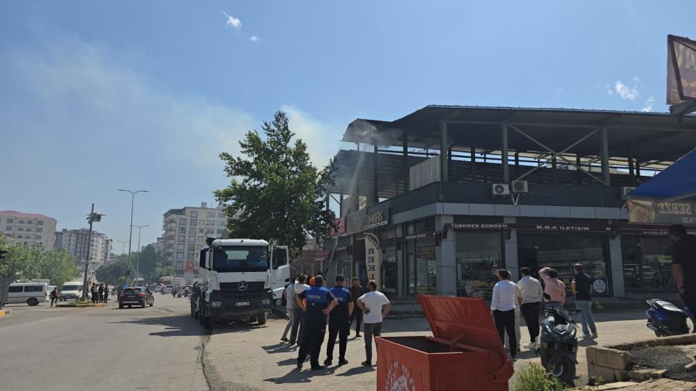 Gaziantep'te muhasebeciler çarşısı tadilatı sırasında korkutan yangın